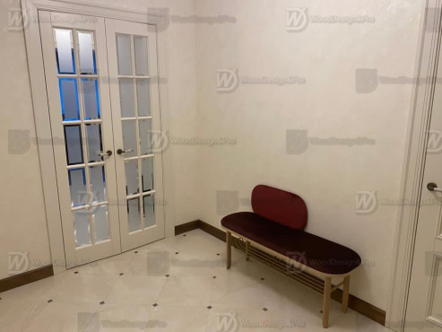 ДПГ Милан Модерн, доборы в виде стеновых панелей. Все из массива ольхи в эмале. Скошенная дверь на мансардном этаже. Частный поселок в Бутово